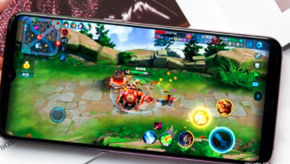 玩游戏太烫,手机放冰箱冷却。